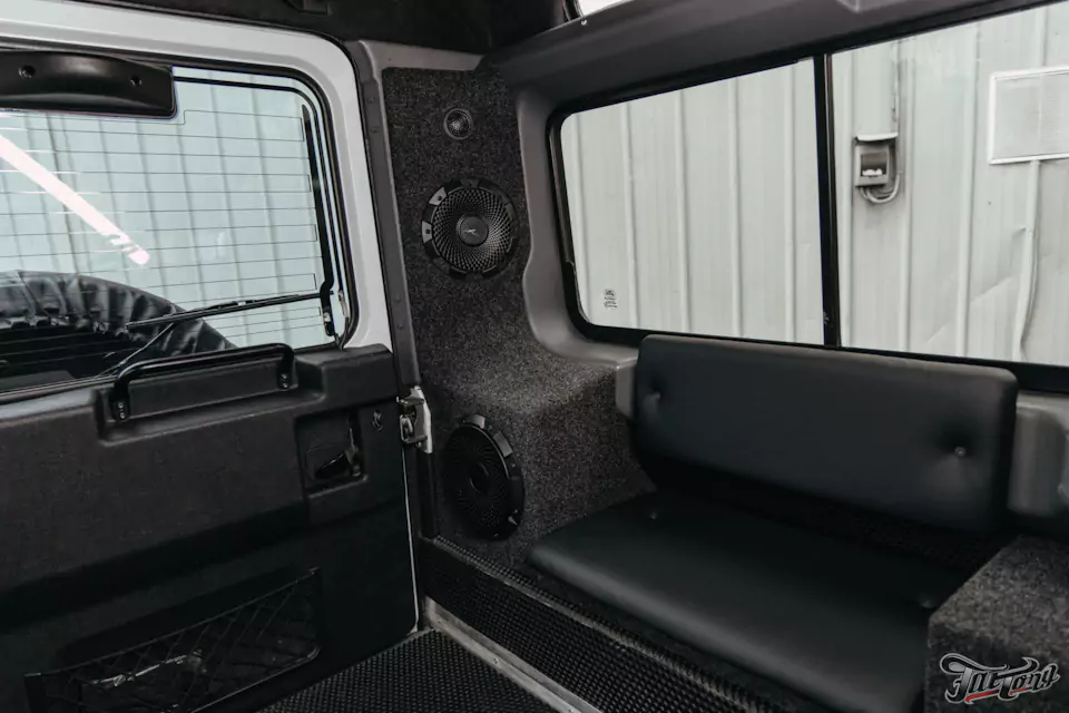 Привели в порядок Land Rover Defender! Заново окрасили элементы, очистили кузов, восстановили световое оборудование и построили новую акустическую систему